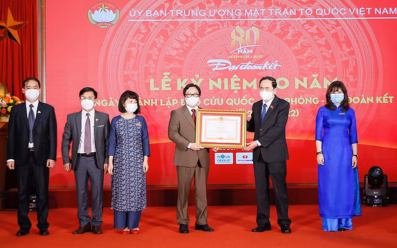 Đồng chí Trần Thanh Mẫn trao Bằng khen của Thủ tướng Chính phủ tặng tập thể người làm Báo Đại Đoàn Kết.