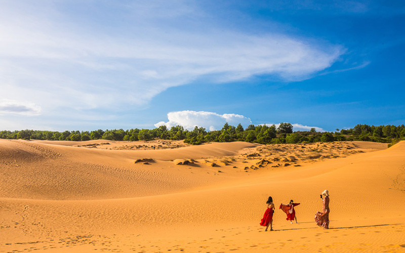 Mũi Né cũng nổi tiếng với những cồn cát ấn tượng (Ảnh: VietnamTourism) Mũi Né nằm trong danh sách 10 bãi biển tốt nhất thế giới -0