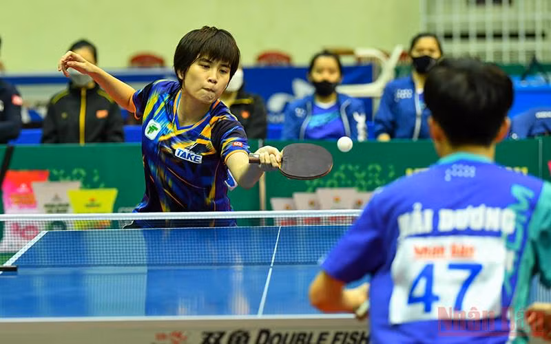 Trận đấu giữa Nguyễn Khoa Diệu Khánh (bên trái) thắng 3-0 trước Bùi Ngọc Lan của Long Hải-Hải Dương, góp phần bảo vệ ngôi vô địch đồng đội nữ cho đội TP Hồ Chí Minh. Ảnh: ĐĂNG ANH 