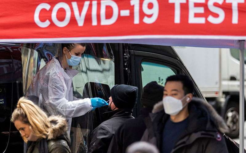 Xét nghiệm Covid-19 lưu động tại Manhattan, New York, Mỹ, tháng 12/2021. (Ảnh: Reuters)