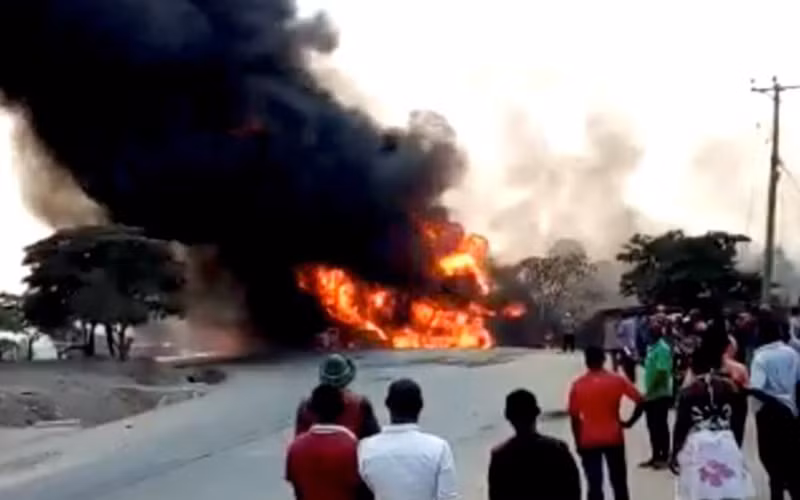 Ảnh minh họa một vụ nổ xe chở nhiên liệu. (Nguồn: Reuters)