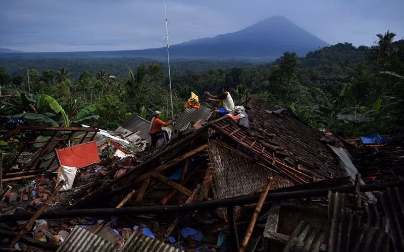 Ngôi nhà bị sập sau trận động đất tại tỉnh East Java, Indonesia, tháng 4/2021. (Ảnh: Reuters)