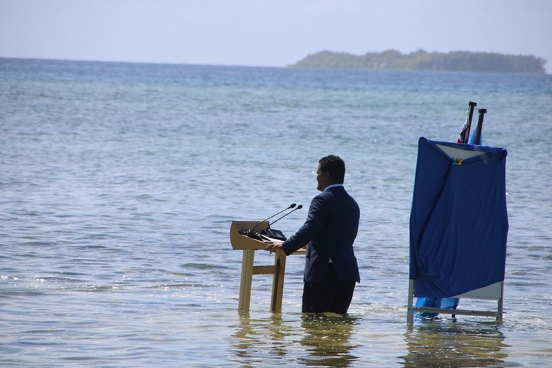 (Ảnh: Reuters) Ngoại trưởng Tuvalu lội nước gửi thông điệp tới COP26 -1