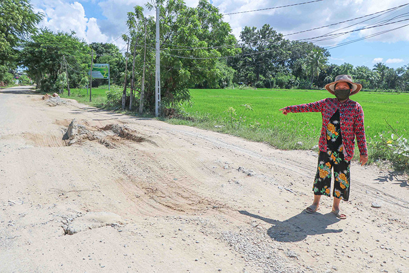 Chị Nguyễn Thị Trung ở thôn La Chữ, xã Phước Hữu, huyện Ninh Phước chỉ cho PV Báo Nhân Dân nơi chị chứng kiến nhiều vụ tai nạn giao thông do mặt đường bị cày xới, hỏng nặng. Sớm sửa chữa lại đường, bảo đảm an toàn giao thông cho người dân -0