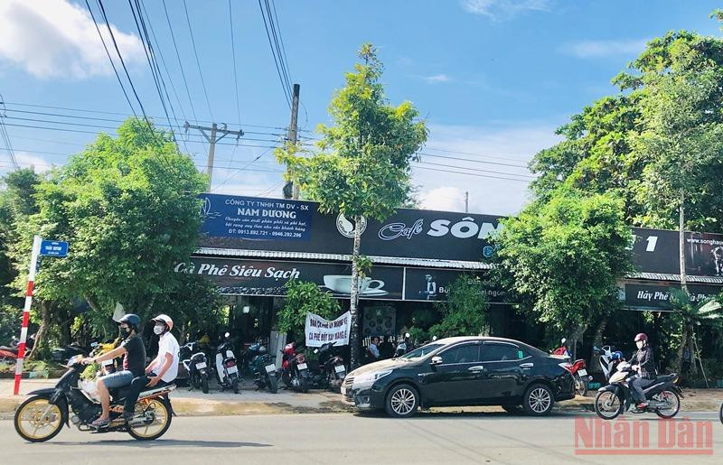 Nhiều quán cà-phê tại TP Bạc Liêu được mở cửa buôn bán nhộn nhịp. (Ảnh TRỌNG DUY) Ghi nhận ngày đầu Bạc Liêu thực hiện nới nỏng giãn cách -0