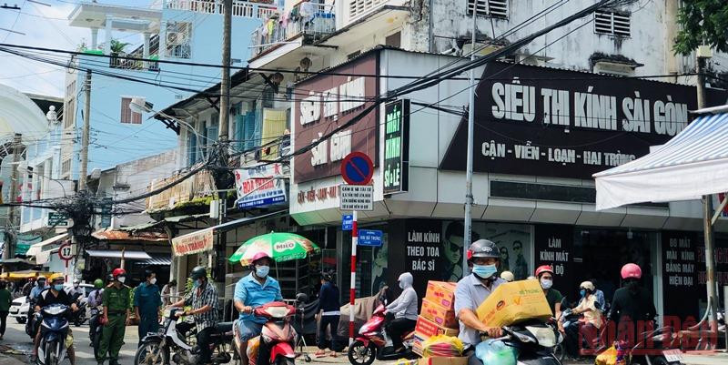 Các cửa hàng kinh doanh buôn bán tại Bạc Liêu được hoạt động trở lại khá sôi động, nhộn nhịp trong ngày đầu nới lỏng giãn cách. (Ảnh TRỌNG DUY) Ghi nhận ngày đầu Bạc Liêu thực hiện nới nỏng giãn cách -0