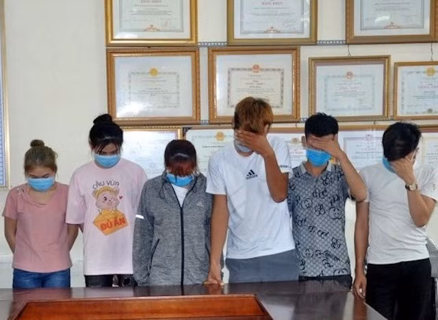 Sáu đối tượng sử dụng ma tuý, bóng cười tại quán karaoke -0