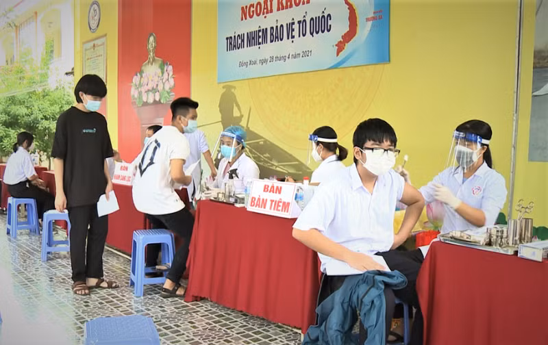 Các em trong độ tuổi 12-15 trên địa bàn tỉnh Bình Phước được tiêm vaccine phòng Covid-19.