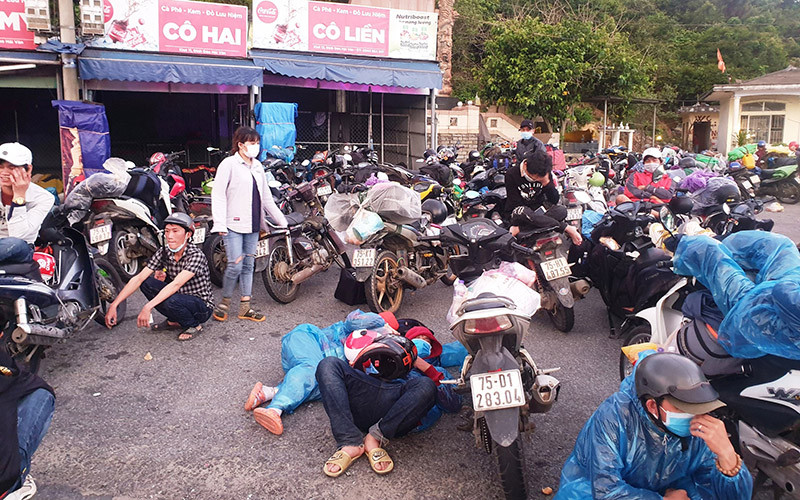 Chính quyền huyện Phú Lộc và lực lượng cảnh sát giao thông Công an tỉnh Thừa Thiên - Huế đã sắp xếp cho người dân nghỉ lưng trên đỉnh đèo Hải Vân, tiếp tế thực phẩm và giúp đỡ tiếp tục hành trình. Nguy cơ lây lan dịch bệnh khi chạy xe máy về quê tránh dịch -0
