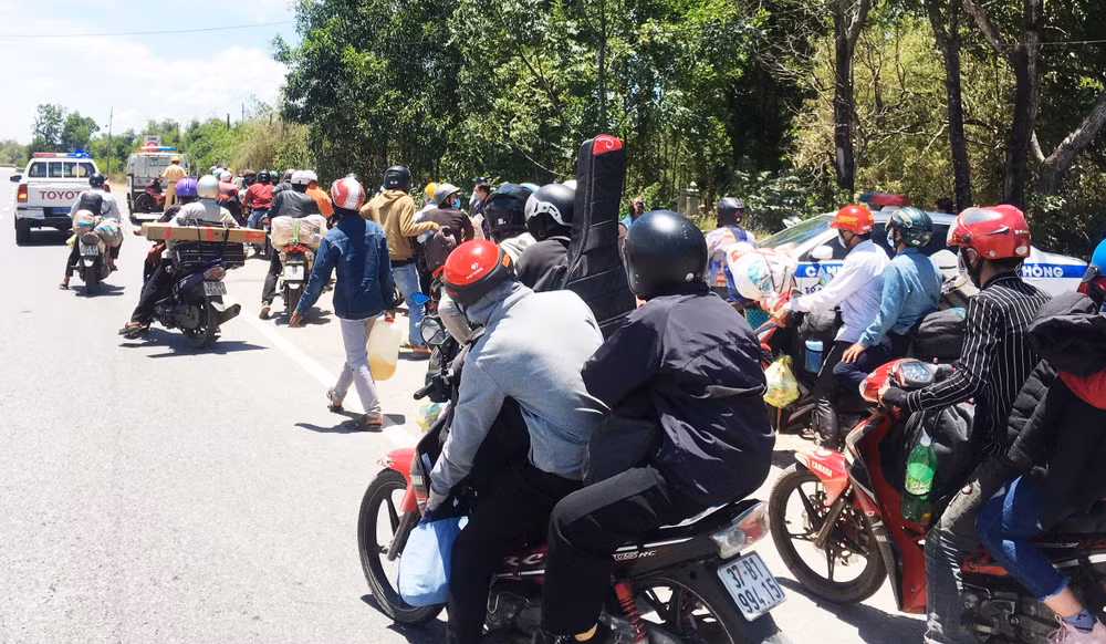 Nguy cơ lây lan dịch bệnh khi chạy xe máy về quê tránh dịch -0