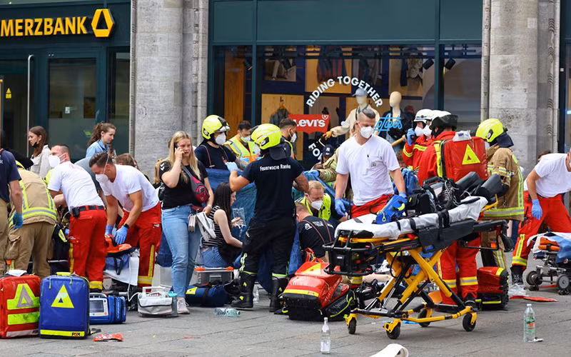 Nhân viên ứng phó khẩn cấp hỗ trợ những người bị thương. (Ảnh: Reuters)