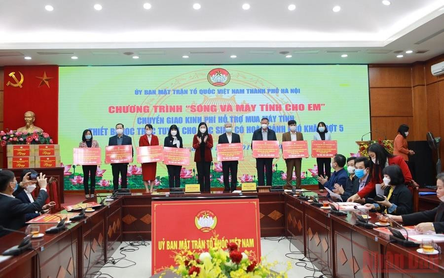 Mặt trận Tổ quốc thành phố Hà Nội chuyển giao kinh phí từ chương trình “Sóng và máy tính cho em” tới  mặt trận các cấp.