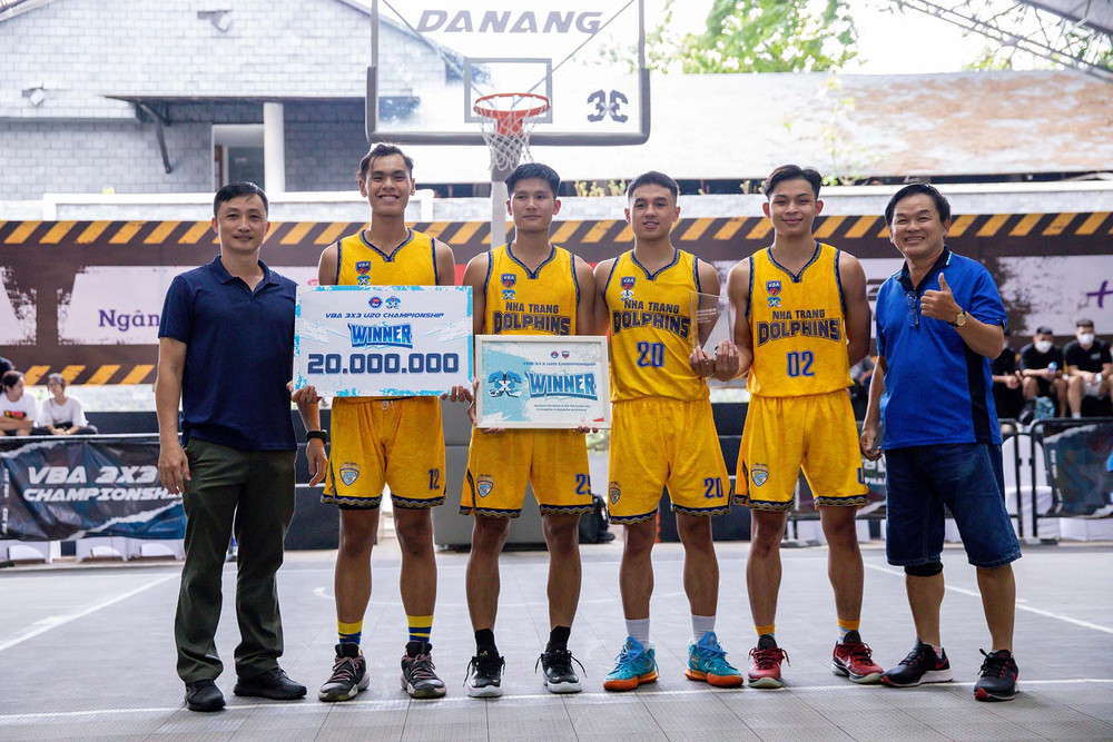 Trao giải nhất chặng Đà Nẵng cho U20 Nha Trang Dolphins. (Ảnh: VBA) Lộ diện nhà vô địch VBA 3x3 chặng Đà Nẵng -0