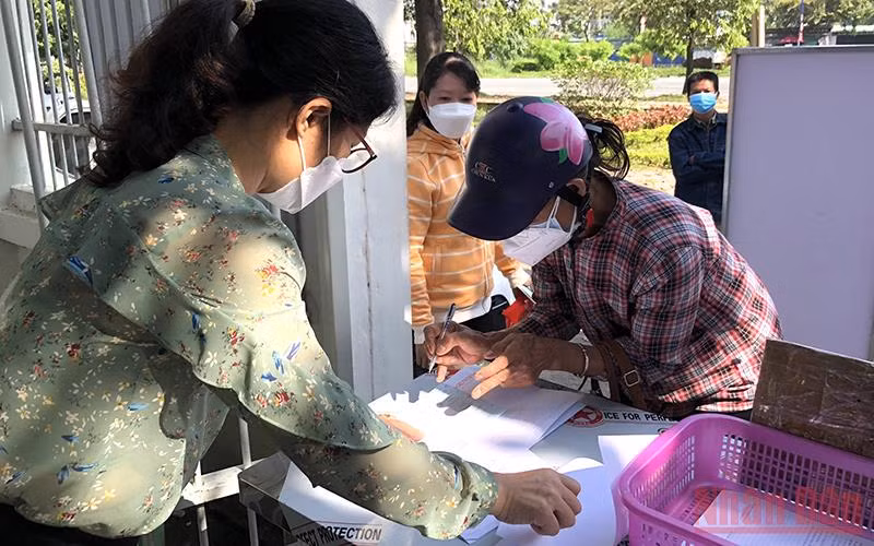 Bảo hiểm xã hội quận Thủ Đức tiếp nhận hồ sơ của người lao động để chi hỗ trợ từ Quỹ Bảo hiểm thất nghiệp.