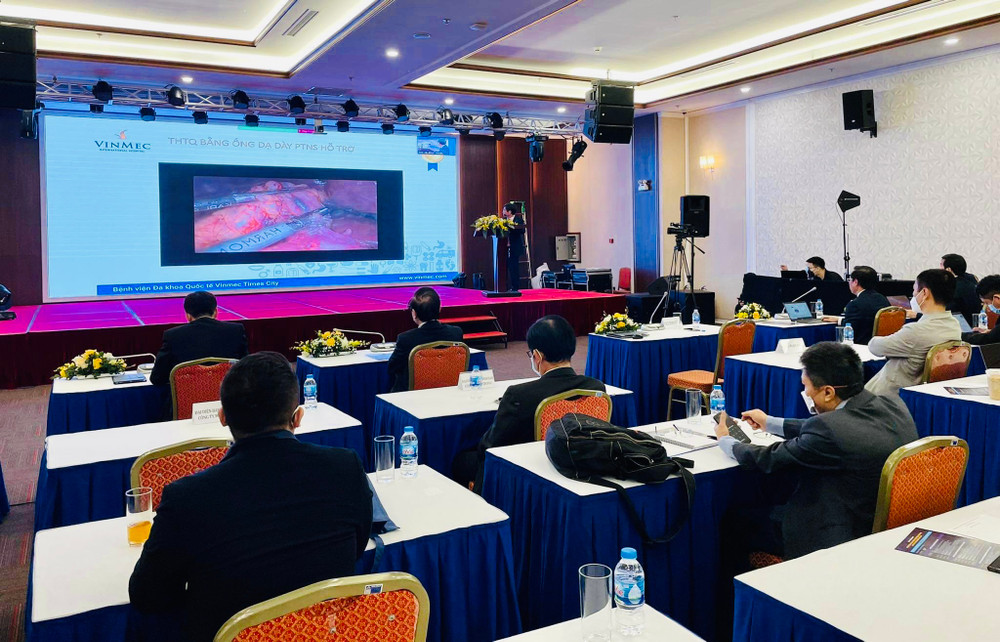 Các chuyên gia trình bày những tiến bộ của phẫu thuật nội soi trong điều trị ung thư thực quản tại Việt Nam. Nâng cao trình độ về phẫu thuật nội soi điều trị ung thư thực quản -0