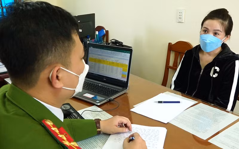 Đối tượng Nguyễn Thị Cẩm Nhung tại cơ quan điều tra.