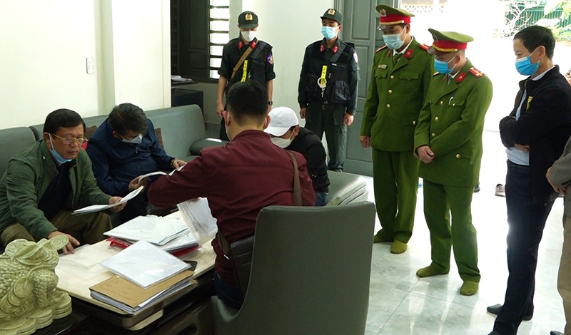 Công an Quảng Bình khám xét chỗ ở của các đối tượng. Quảng Bình điều tra, làm rõ 2 vụ cho vay lãi nặng -0