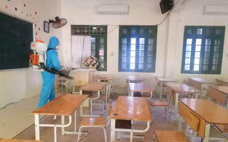 Phun thuốc khử khuẩn tại các phòng học.
