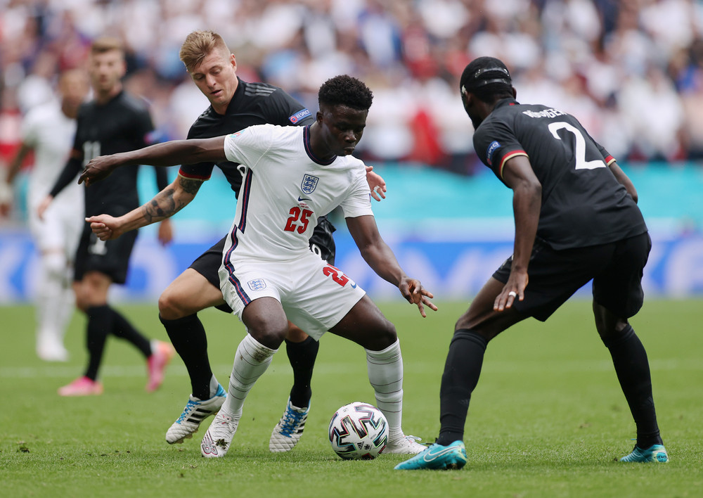 Bukayo Saka (số 25) trong vòng vây các cầu thủ Đức. Anh tiễn Đức về nước trên sân Wembley -0