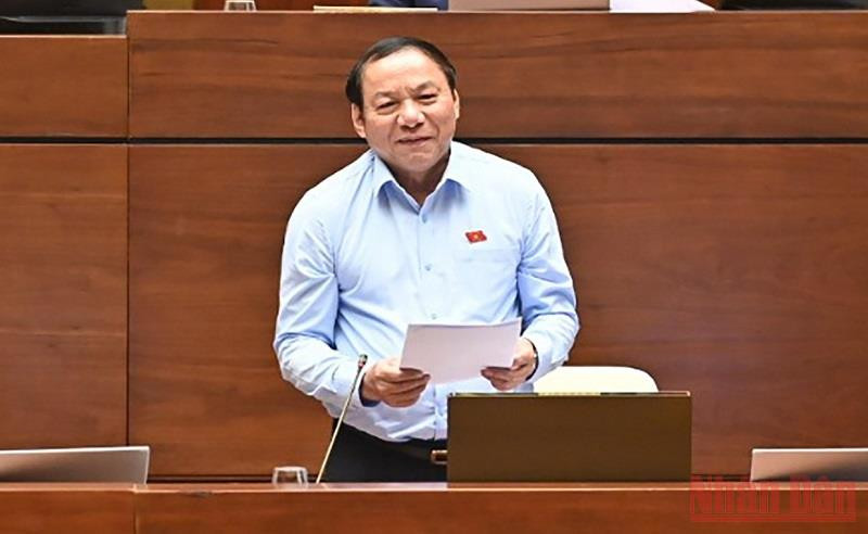 Bộ trưởng Văn hóa, Thể thao và Du lịch Nguyễn Văn Hùng giải trình, làm rõ băn khoăn của đại biểu Quốc hội. (Ảnh: LINH KHOA) Kiểm soát chặt chẽ kịch bản phim nước ngoài quay ở Việt Nam -0