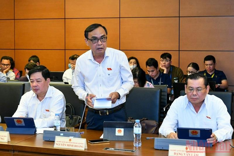 Đại biểu Nguyễn Minh Hoàng (TP Hồ Chí Minh) phát biểu trong phiên thảo luận tổ. (Ảnh: LINH NGUYÊN) Khẩn trương tháo gỡ vướng mắc để sớm nối thông tuyến đường Hồ Chí Minh -0