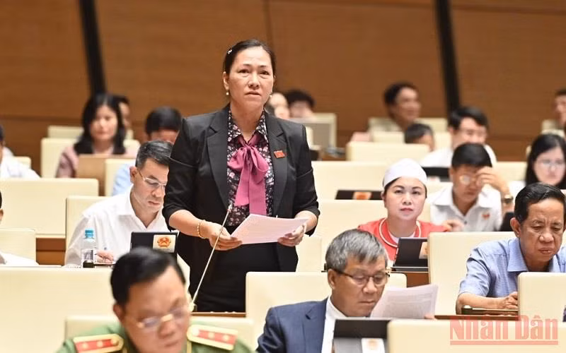 Đại biểu Nguyễn Thị Yến Nhi (Bến Tre) góp ý kiến vào dự án Luật Điện ảnh (sửa đổi). (Ảnh: LINH KHOA)