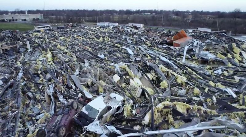 Nhà máy sản xuất nến ở Mayfield, Kentucky gần như bị san phẳng sau lốc xoáy. (Ảnh: Reuters) Mỹ ban bố tình trạng khẩn cấp sau thảm họa lốc xoáy -0