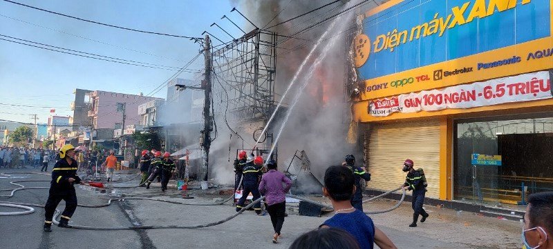 Lực lượng Cảnh sát phòng cháy, chữa cháy tỉnh Phú Yên đang nỗ lực dập lửa. img_1842.jpg -0