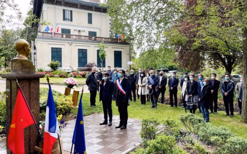 Lễ đặt hoa trước tượng Bác tại công viên Montreuil.