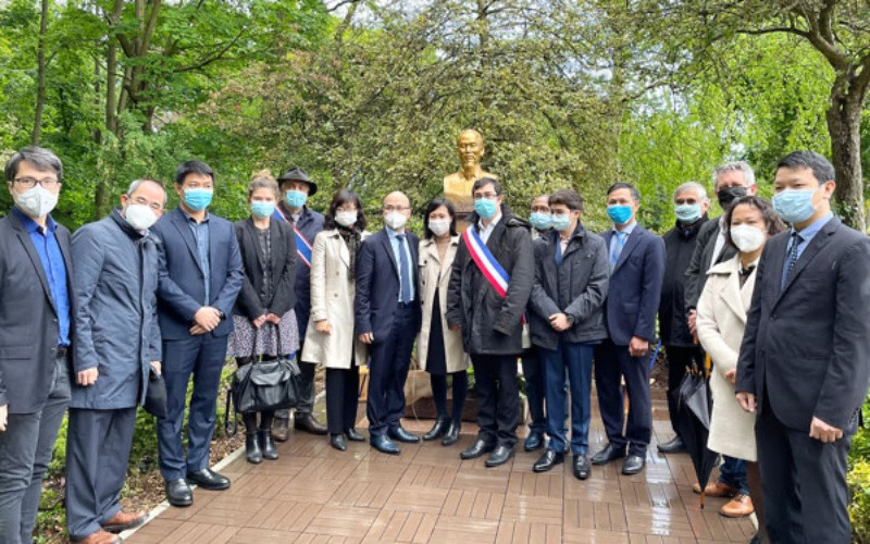 Đại diện chính quyền, các cán bộ sứ quán và cơ quan đại diện chụp ảnh kỷ niệm. Kỷ niệm 131 năm Ngày sinh