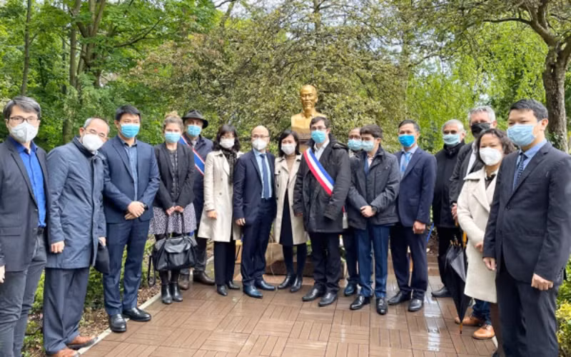 Kỷ niệm 131 năm Ngày sinh Chủ tịch Hồ Chí Minh tại Pháp -0