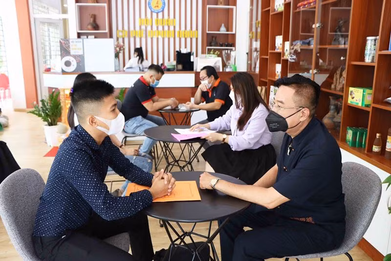 Anh Nguyễn Thanh Hồng (bên phải), Chủ tịch Hội doanh nhân trẻ tỉnh Ninh Thuận cùng người lao động được kết nối trao đổi, phỏng vấn năng lực.