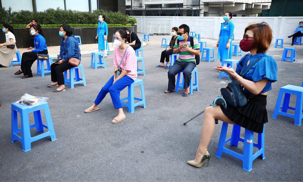 Xếp hàng giãn cách vào chờ hướng dẫn. Tiêm vaccine cho người khuyết tật và yếu thế -6