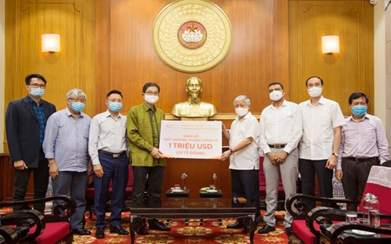 Chủ tịch Ủy ban Trung ương Mặt trận Tổ quốc Việt Nam Đỗ Văn Chiến tiếp nhận ủng hộ từ Công ty TNHH JAPFA COMFEED Việt Nam.
