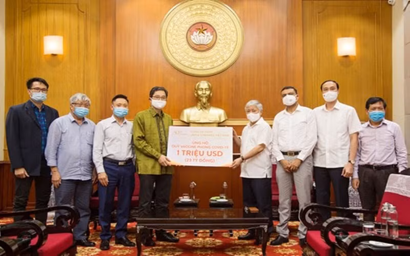 Chủ tịch Ủy ban Trung ương Mặt trận Tổ quốc Việt Nam Đỗ Văn Chiến tiếp nhận ủng hộ từ Công ty TNHH JAPFA COMFEED Việt Nam.