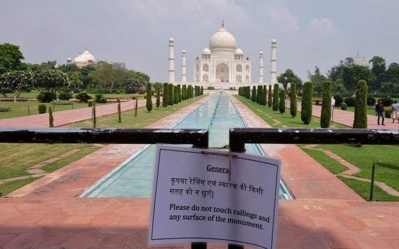 Di sản Taj Mahal (Ấn Độ) vắng bóng du khách vì Covid-19 (Ảnh: REUTERS) Du lịch thế giới 2020: Tổn thất và tự làm mới -0