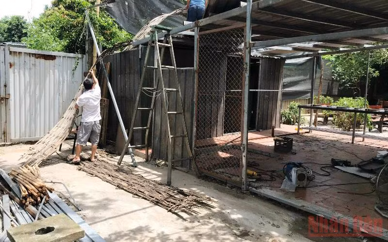 Người dân tự tháo dỡ công trình vi phạm trật tự xây dựng. (Ảnh: Ngọc Anh)