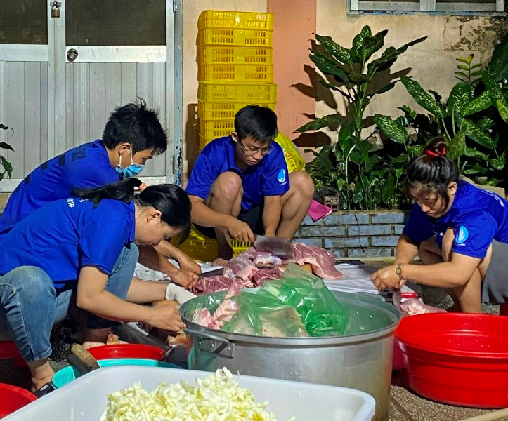 Tình nguyện viên tại Trung tâm Công tác xã hội thanh niên chuẩn bị thực phẩm nấu suất ăn. Đưa suất ăn 0 đồng đến bệnh viện -0