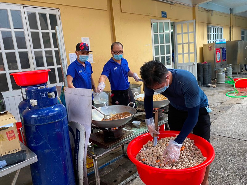 Chuẩn bị những bữa ăn tươm tất nhất cung cấp cho bệnh viện tại Trung tâm Công tác xã hội thanh niên. Đưa suất ăn 0 đồng đến bệnh viện -0