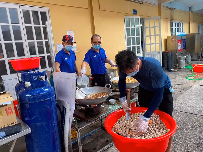 Đưa suất ăn 0 đồng đến bệnh viện -0