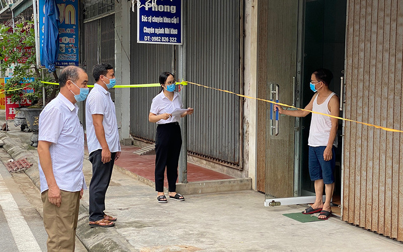 Lực lượng chức năng xã Yên Thắng, huyện Ý Yên tuyên truyền, động viên người dân thực hiệm nghiêm quy định giãn cách. Nam Định: Bệnh nhân 3755 tiềm ẩn nhiều nguy cơ lây lan -0