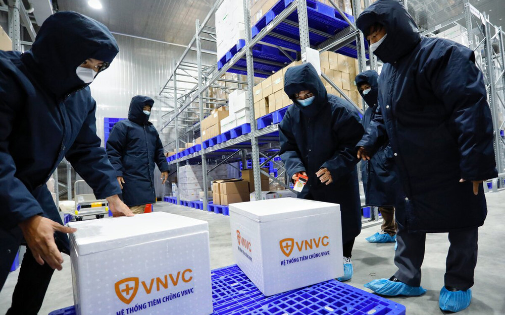 Giám sát chặt chẽ việc bảo quản và vận chuyển vaccine để bảo đảm chất lượng tốt nhất từ khâu tiếp nhận, vận chuyển cho đến tận bàn tiêm. 700 điểm cầu được tập huấn tiêm chủng vaccine an toàn -0