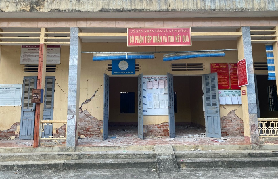 Động đất ngày 27-7 làm hỏng tường nhà tiếp dân xã Nà Mường, huyện Mộc Châu, Sơn La. Lại xảy ra liên tiếp năm trận động đất tại Sơn La -0
