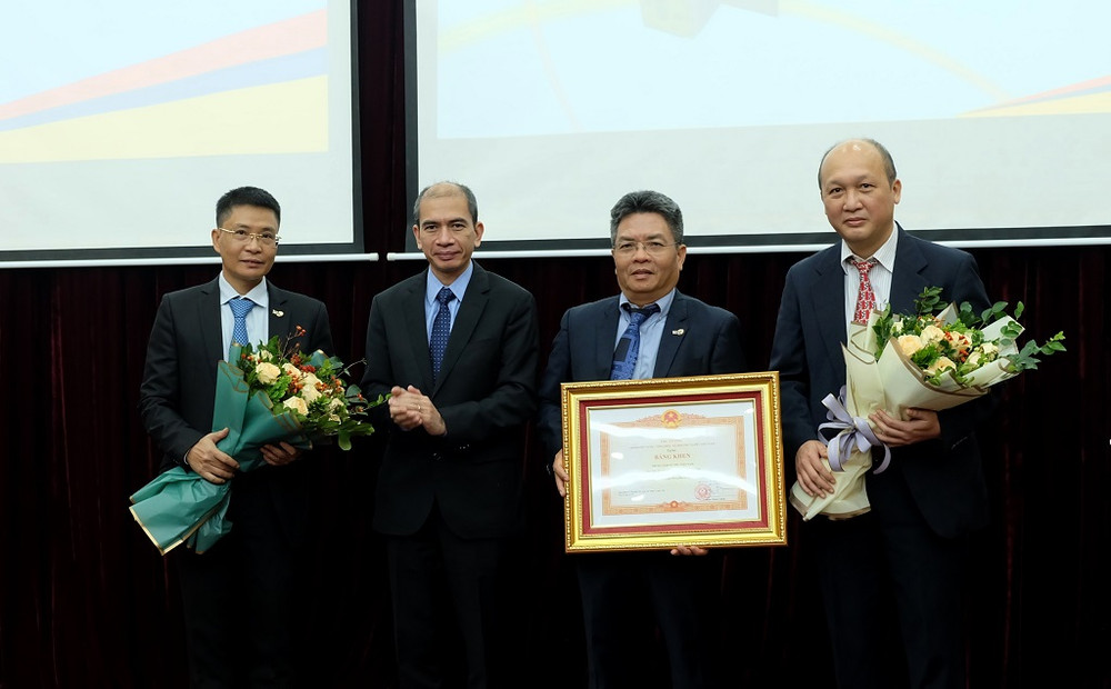 Trung tâm Vũ trụ Việt Nam đón nhận Bằng khen của Thủ tướng Chính phủ nhân 10 năm thành lập.