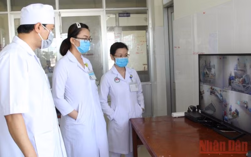 Lãnh đạo Bệnh viện và các y, bác sĩ điều trị Covid-19 ở Bệnh viện Phổi tỉnh Vĩnh Long trao đổi công tác điều trị bệnh.