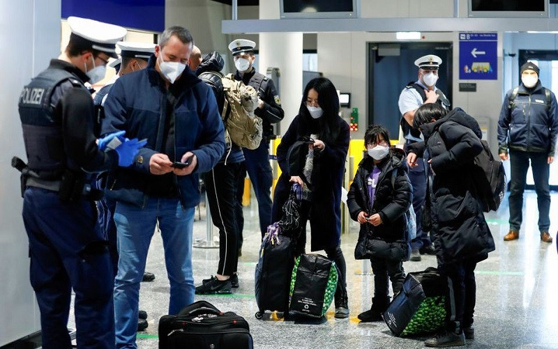 Các nhân viên an ninh kiểm tra hộ chiếu của hành khách tại sân bay Frankfurt, Đức. (Ảnh: Reuters)