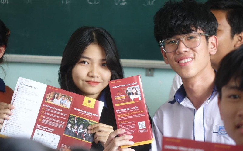Các em học sinh Trường THPT Nguyễn Trường Tộ (Bình Thuận) hào hứng với cơ hội thực tập và làm việc tại NovaGroup. Nhóm ngành quản trị khách sạn - nhà hàng: Thách thức đi cùng cơ hội -0