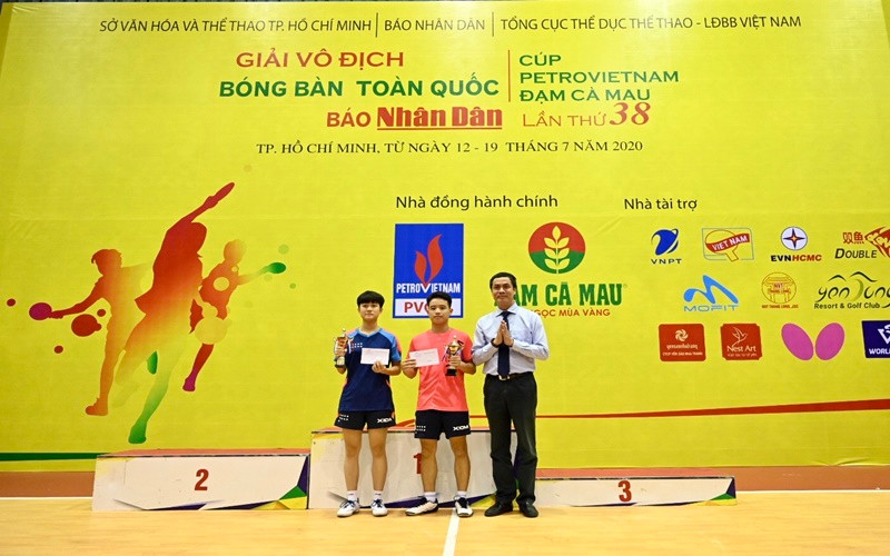 Đồng chí Trần Hữu Việt, Trưởng ban Văn hóa Văn nghệ Báo Nhân Dân, Trưởng ban Tổ chức trao giải cho các VĐV trẻ xuất sắc. Bế mạc và trao giải Giải vô địch bóng bàn toàn quốc Báo Nhân Dân lần thứ 38 -0