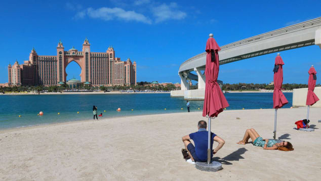 Dubai đã phải áp dụng một số biện pháp hạn chế với du khách do số ca Covid-19 tăng kỷ lục (Ảnh: CNN)