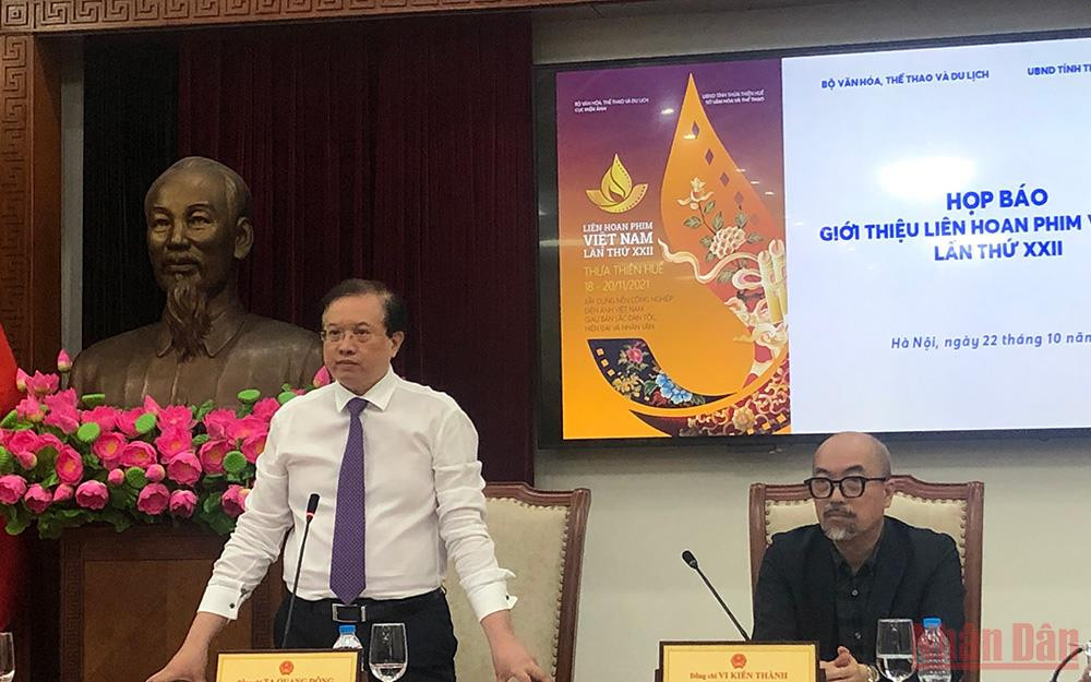 Thứ trưởng Văn hóa, Thể thao và Du lịch Tạ Quang Đông và Cục trưởng Cục Điện ảnh Vi Kiến Thành thông báo về LHP Việt Nam lần thứ 22.